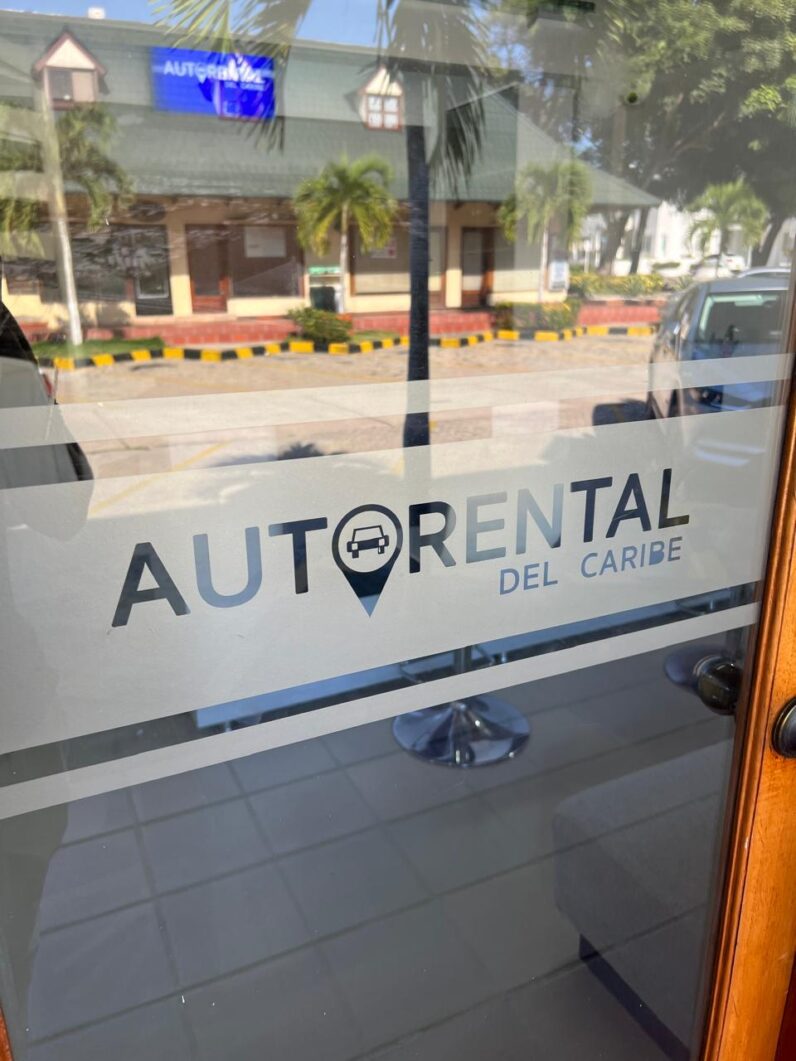 Logo y puerta autorental
