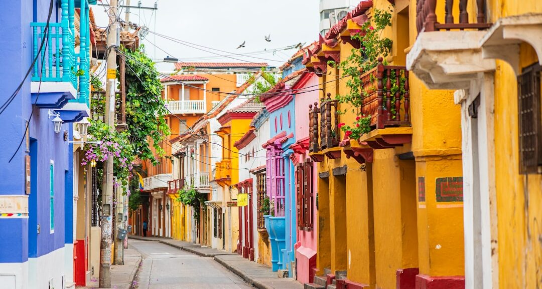 Calle colorida del centro histórico de Cartagena de Indias