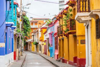 Calle colorida del centro histórico de Cartagena de Indias