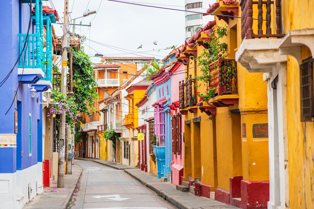 Calle colorida del centro histórico de Cartagena de Indias
