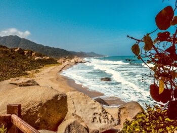 Paisaje costero del Parque Nacional Natural Tayrona cerca de Santa Marta