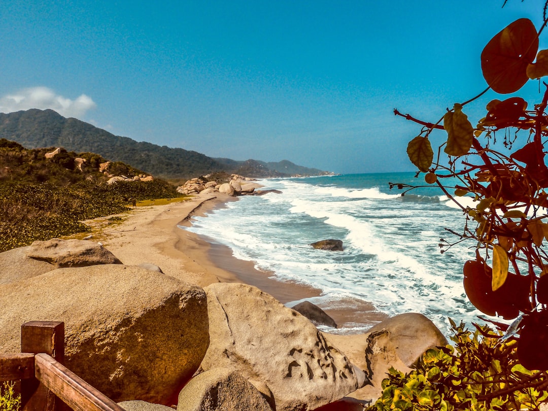Paisaje costero del Parque Nacional Natural Tayrona cerca de Santa Marta